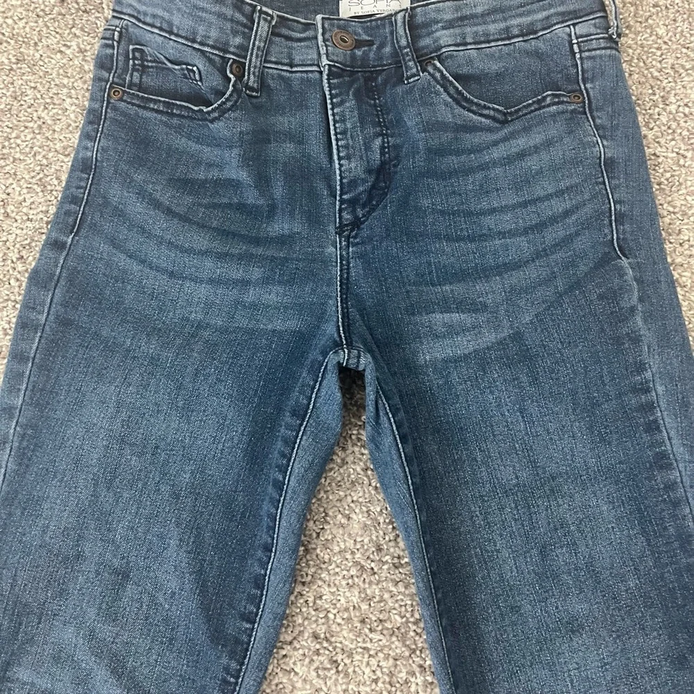 Sofia Vergara Melisa Dark Wash Bootcut Jeans Size 2 Short - Picture 2 of 3